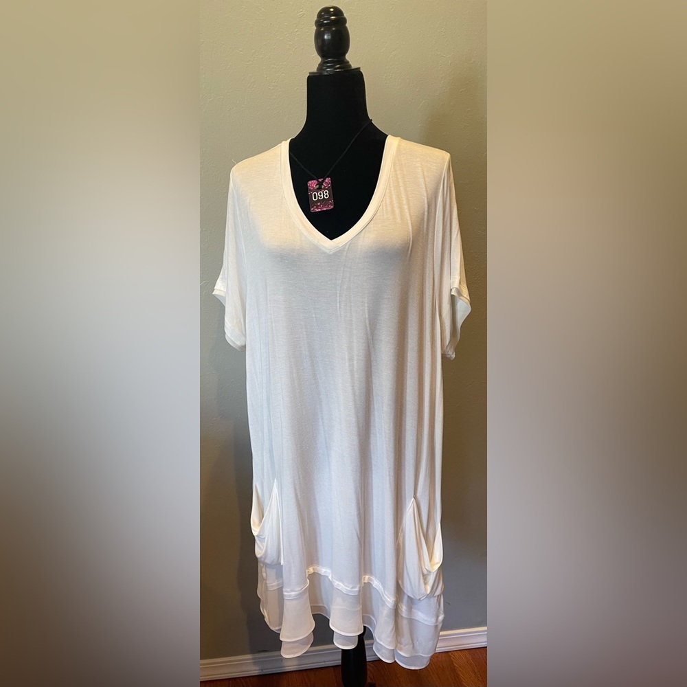 LOGO Lori Goldstein top/tunic size 2X with front pockets and chiffon hem